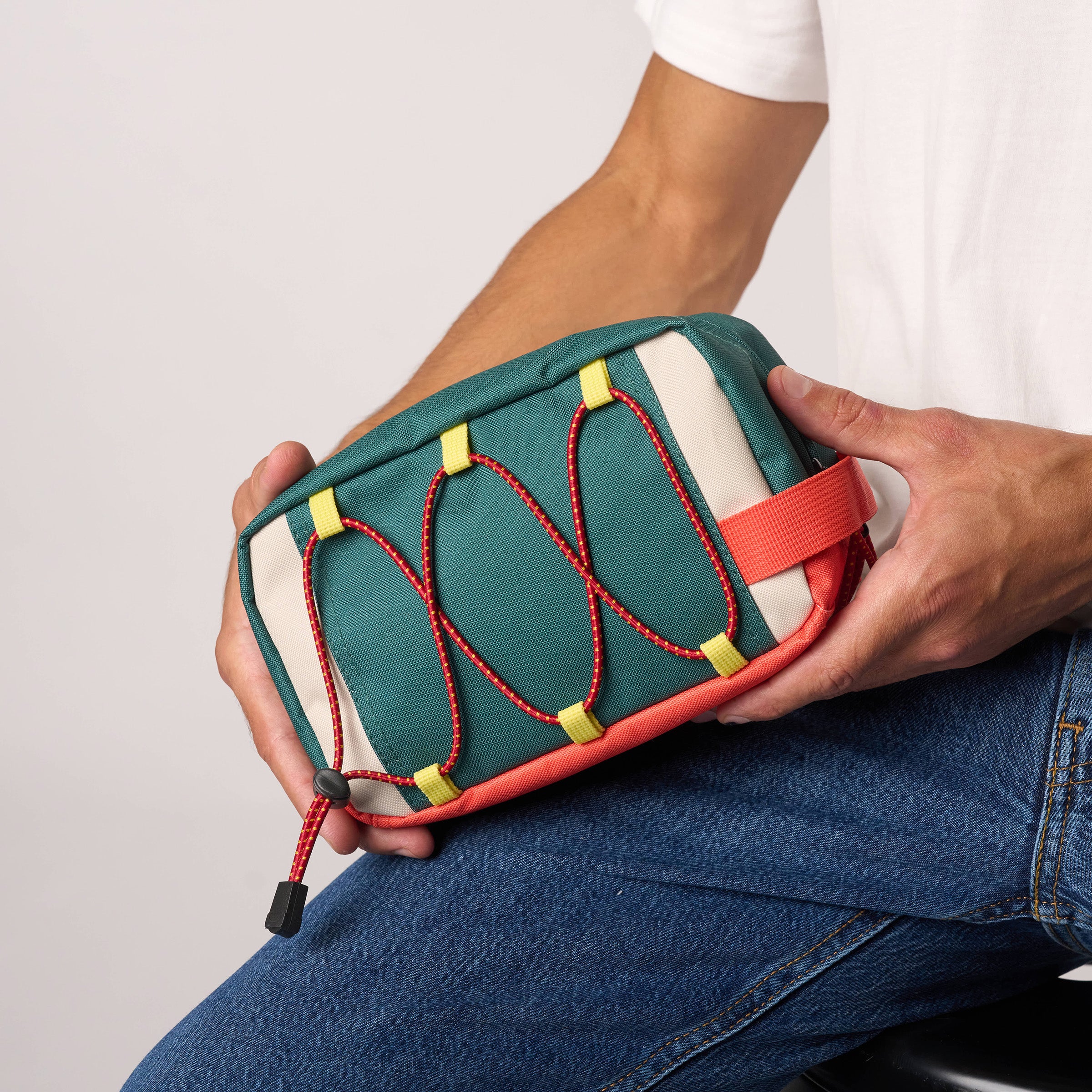 Wash bag in 100% recycled polyester - Green and ivory