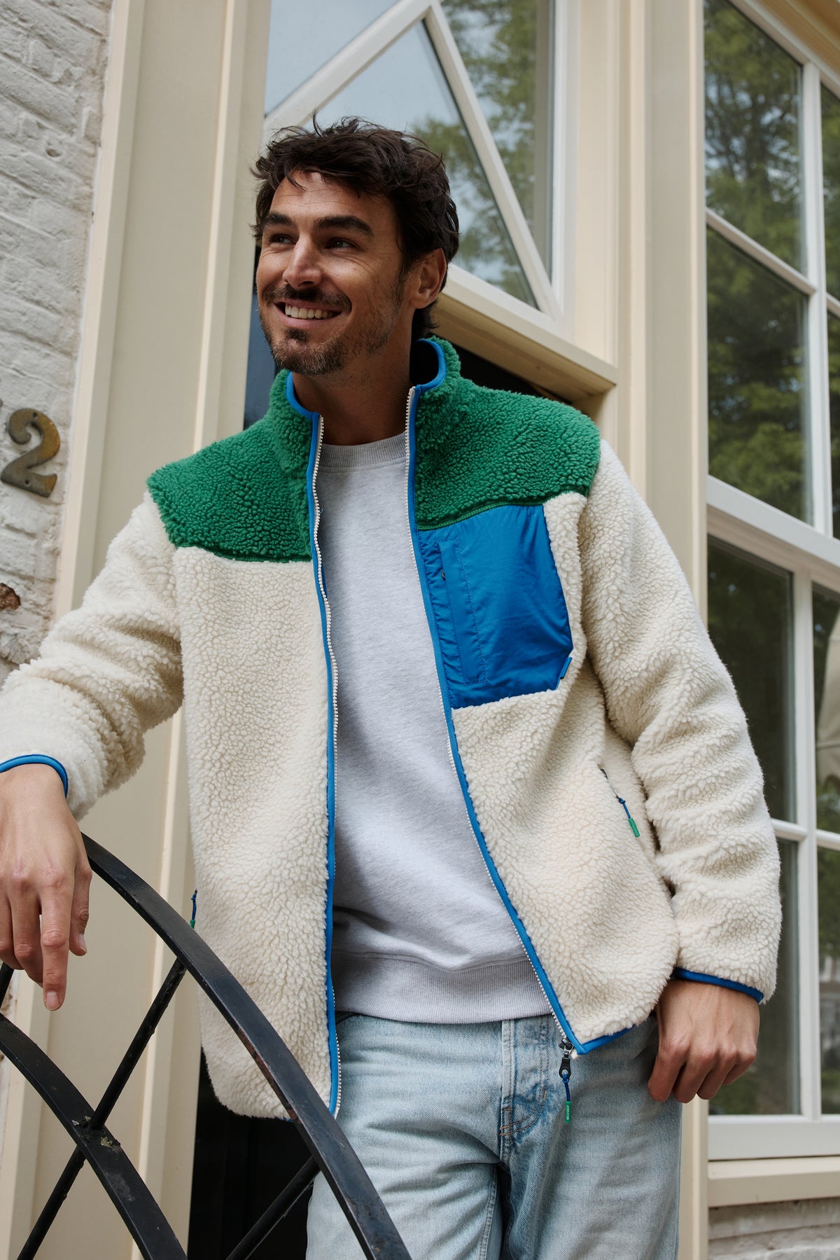 De ivoorwitte en groene sherpa-jas - €99